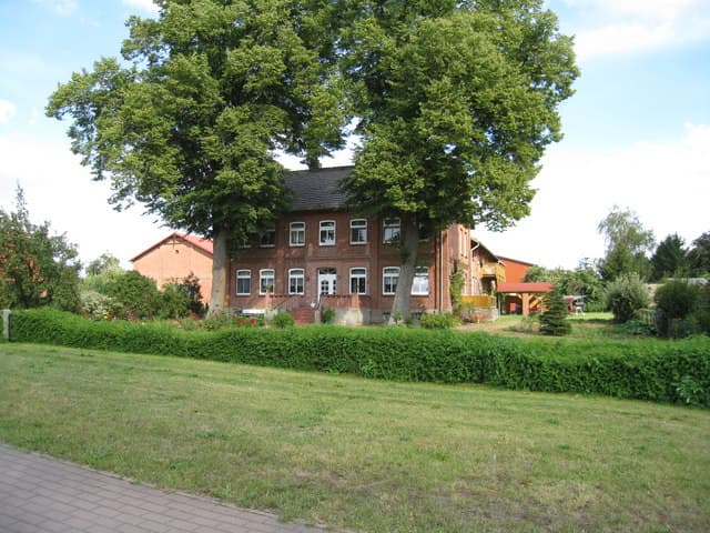 Freistehendes Einfamilienhaus in Deutschland, wie es im Fall von den Eltern auf den Sohn übertragen wurde