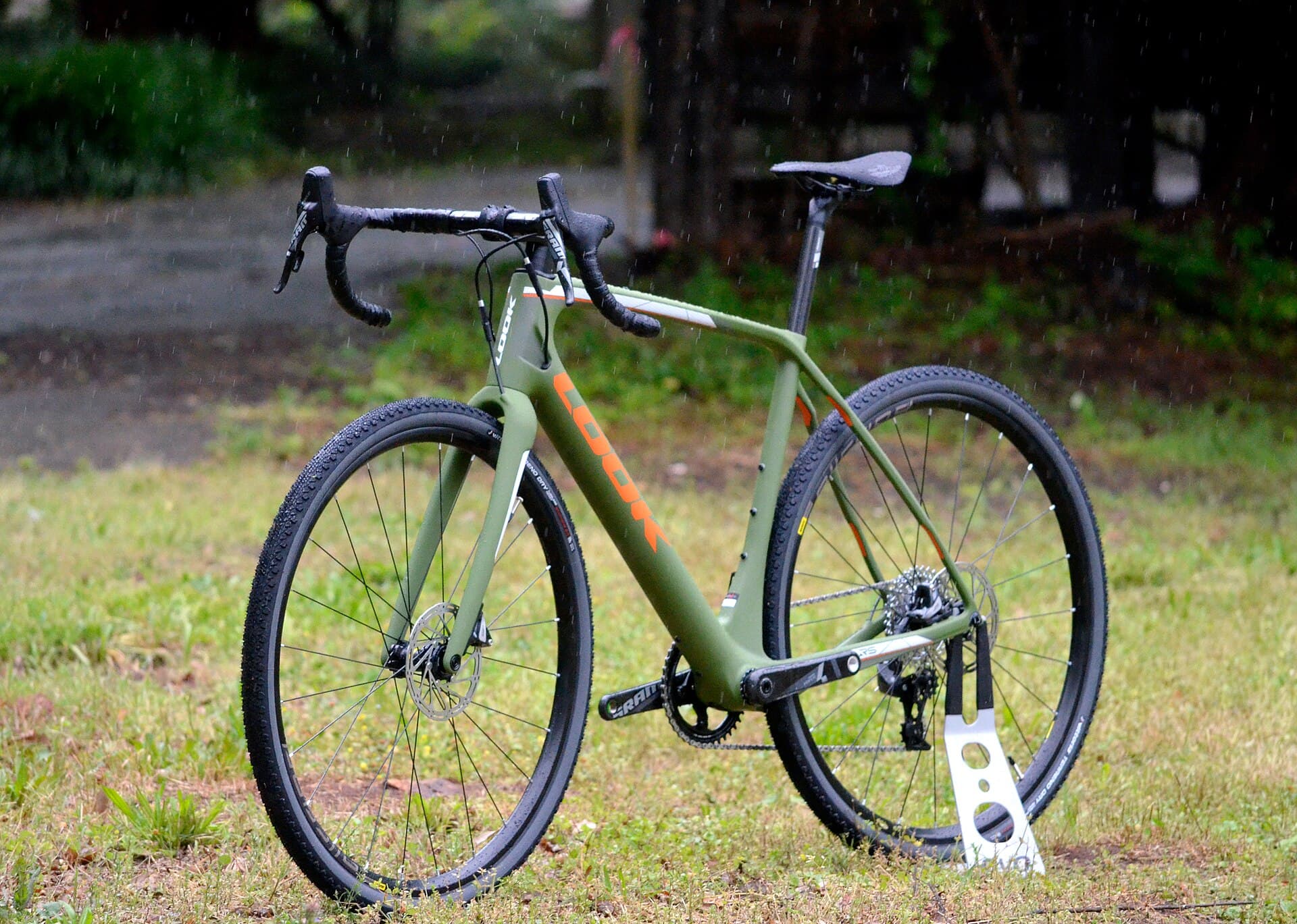 Ein Fahrrad steht im Freien auf einer Wiese