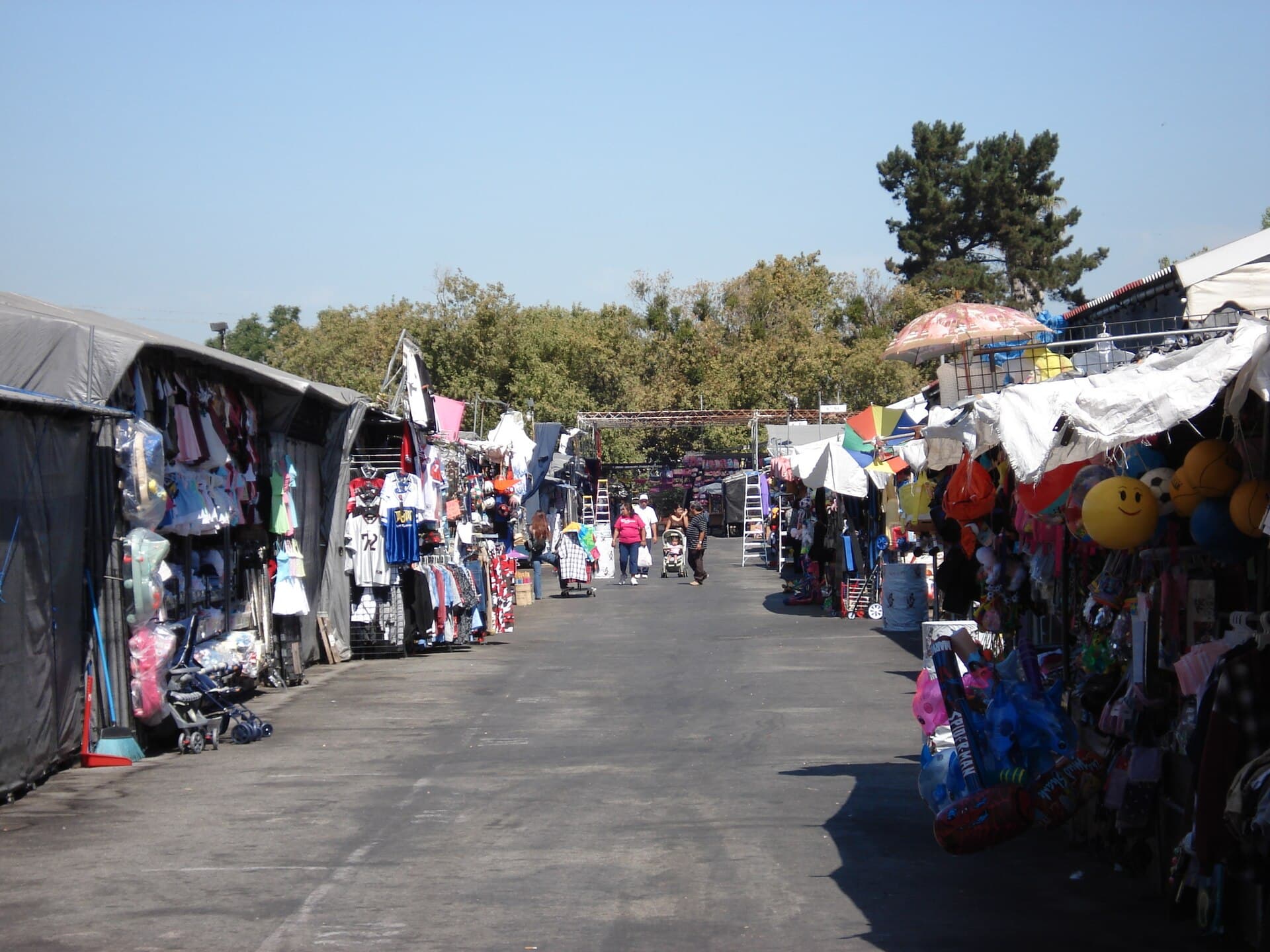 Ein Stand auf einem Flohmarkt mit gebrauchten Gegenständen