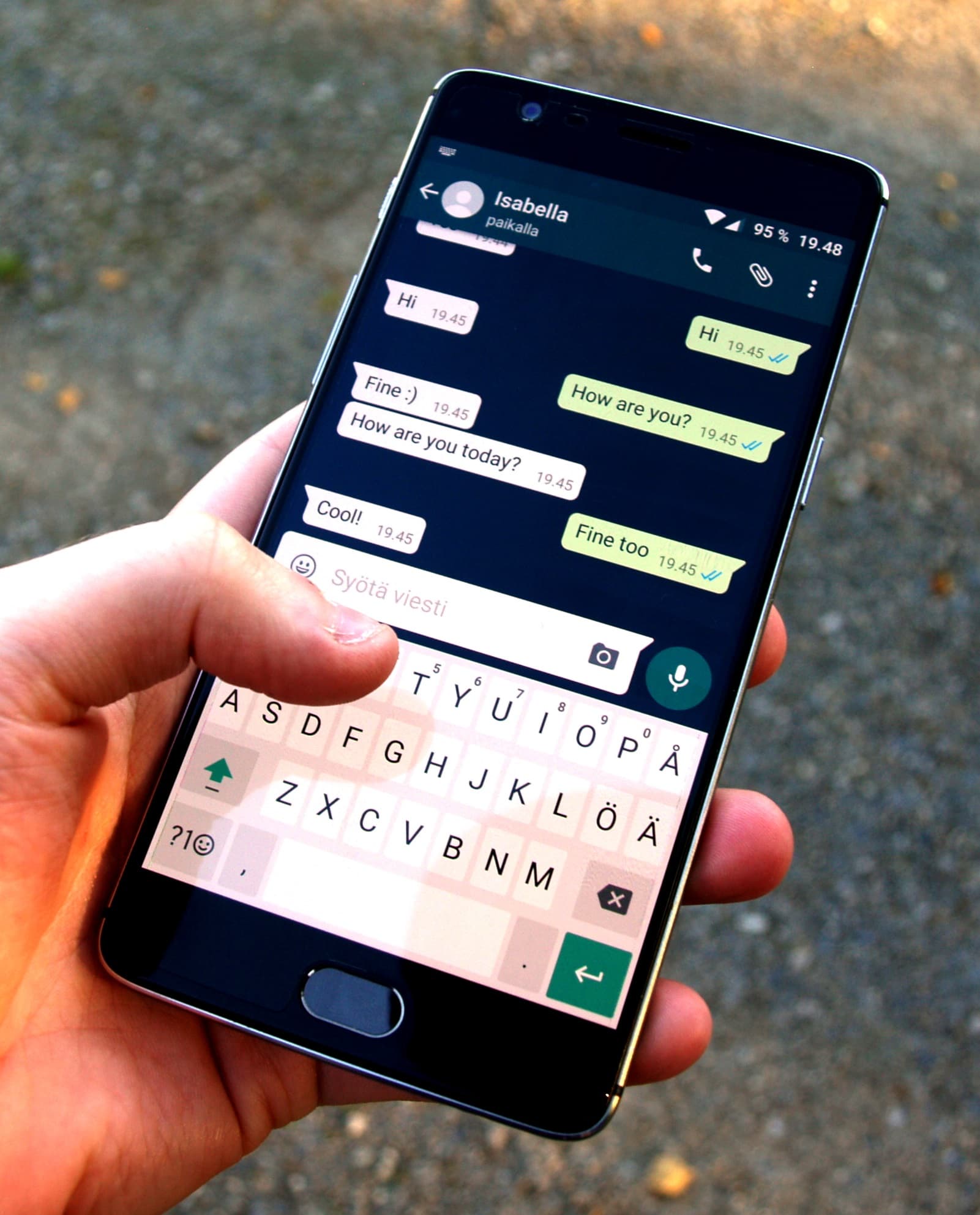 Eine Person tippt eine Nachricht in einer Messaging-App auf dem Smartphone