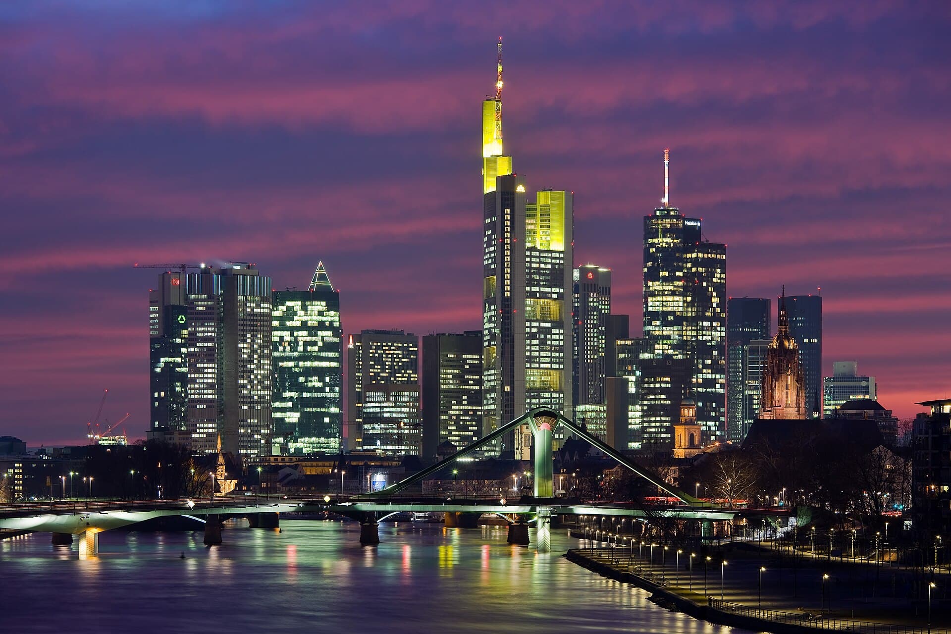 Skyline von Frankfurt am Main zur blauen Stunde, gesehen von der Deutschherrnbrücke