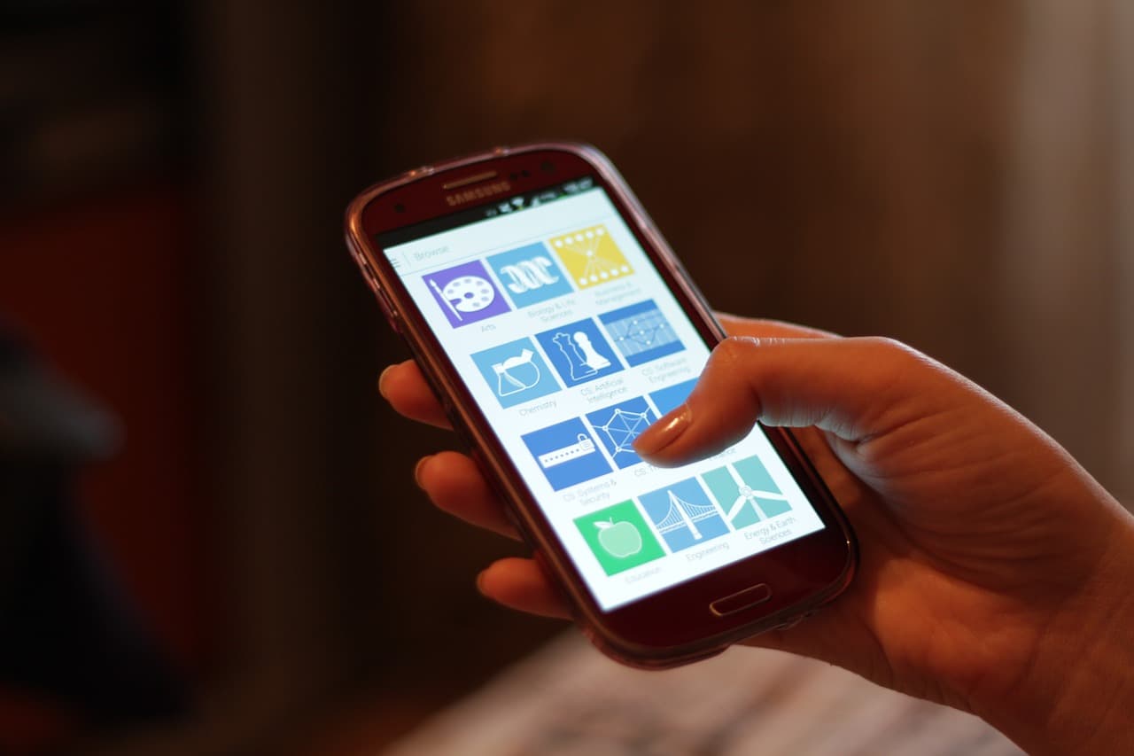 Nahaufnahme einer Person, die ein Smartphone in den Händen hält
